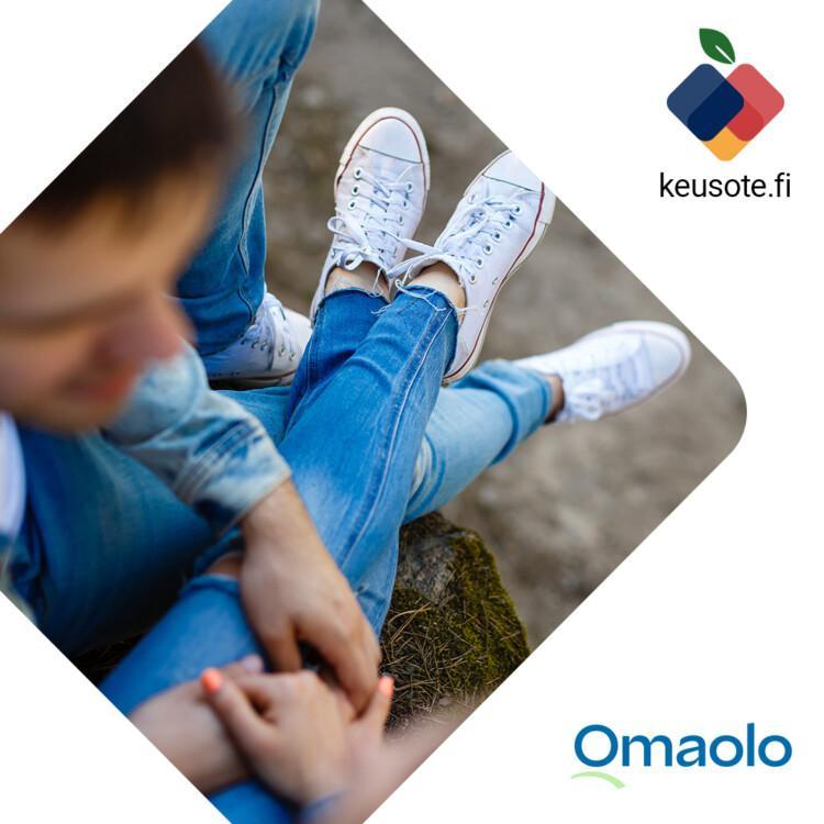 Kuvassa nuori pari ulkona sekä Keusoten ja Omaolon logot.